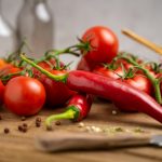 Tomater och chili på ett bord